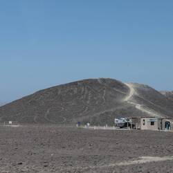 Wir fahren an den berühmten Nazca-Linien vorbei (hier die riesige Katzenzeichnung auf dem Hügel)