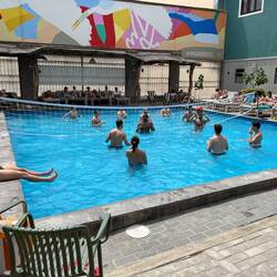 ...und einen Pool, in dem fleißig Volleyball gespielt wird