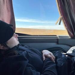 Aufgrund der langen Fahrt verbringen wir viel Zeit mit Schlafen