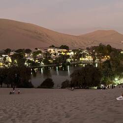 Das Oasen-Dorf bei Dämmerung