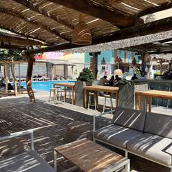 Das Hostel hat einen schönen Außenbereich...