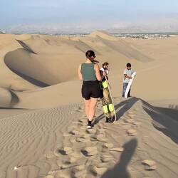 Tanja macht sich bereit für Sandboarding