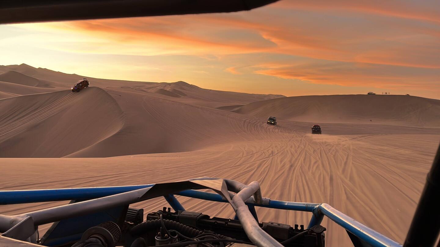 Bei Sonnenuntergang rauschen wir über die Dünen