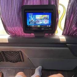 Wir haben sogar ein Entertainmentsystem. Wieso gibt es das nicht öfter in Bussen?