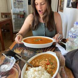 Tanja bekommt eine riesige Käsesuppe, Andi ein Erdnuss-Curry. Das war richtig, richtig gut!