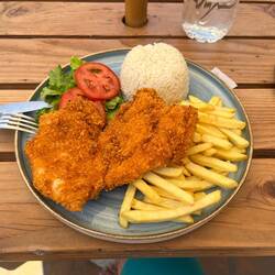 Andi isst schon mal, während Tanjas Essen vergessen wird und nach langer Wartezeit das falsche kommt