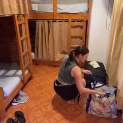 Im vollen 14er-Dorm hat jeder seine eigene kleine Höhle mit Gepäckfach