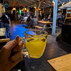 Tanja läutet den Abend mit einem Cocktail ein...