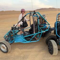 Unser Guide probiert unseren Buggy wieder zu starten - leider ohne Erfolg