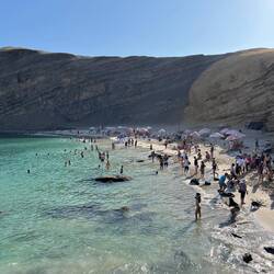 Zwischenstopp an einem kleinen, gut besuchten Strand
