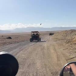 Den ersten Abschnitt fahren wir entlang einer asphaltierten Straße, dann geht es Offroad!