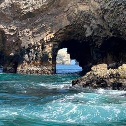 Die Insel ist ganz schön löchrig