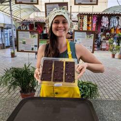 Noch eine Schicht Schokolade drüber, und fertig sind die selbstgemachten Tafeln!