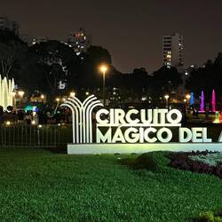 Wir schauen uns einen Park mit Wasserlichtspielen an