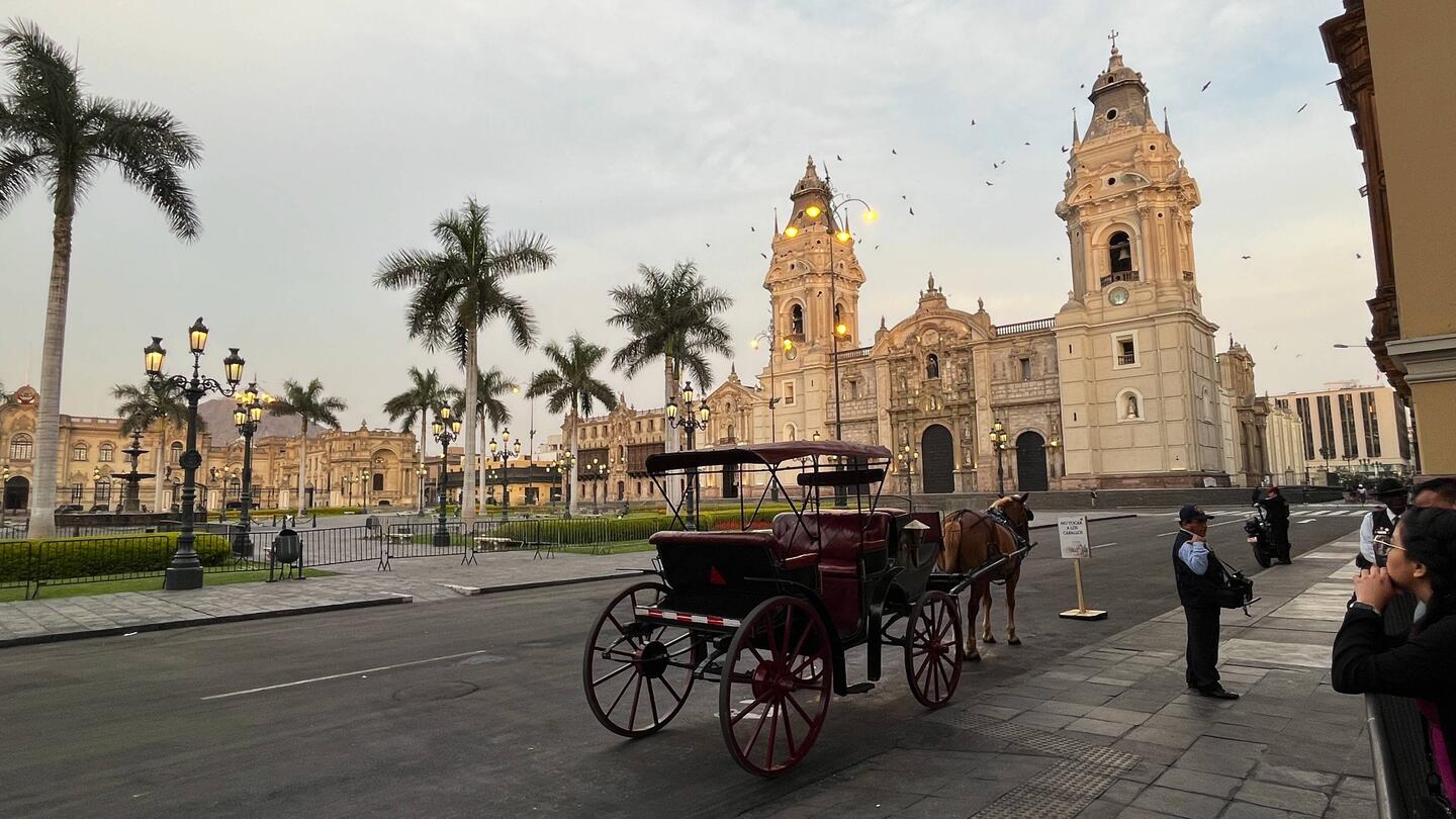 Der Plaza de Armas und das Regierungsgebäude in Lima