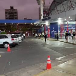 Müde kommen wir in Lima am Busbahnhof an