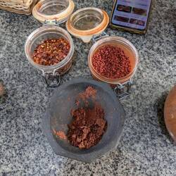 Schokopulver + Chili + rotes Zeug (früher: Blut!) = zeremonielle heiße Schoki der Inkas