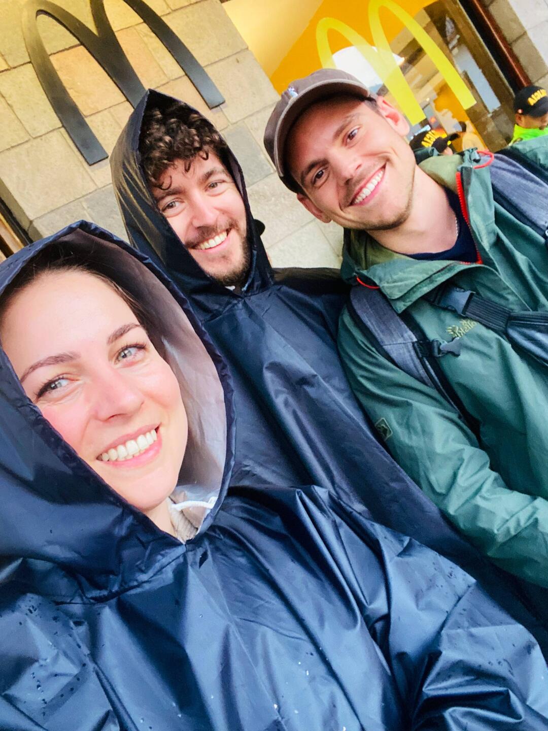 Alina, Tini und Gavin beim Erkunden im Regen