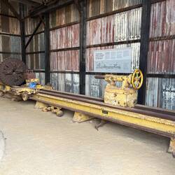 Riesige Drehmaschine um Werkzeuge zu reparieren