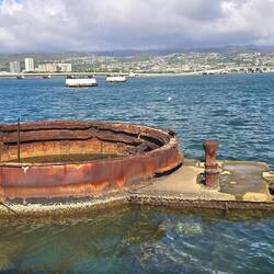 USS Arizona Memorial - das isch a Teil vom ertrunkna Schiff.