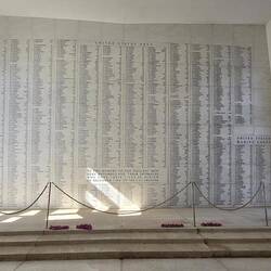 Dia Tafla het alli Näma ufglistet, wo mit dr USS Arizona unterganga sind... :(