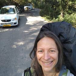 Hinauf die steile Strasse durch den Wald zum Kloster