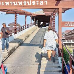 Steile Brücke, die Mitte wird sogar per Motorroller befahren