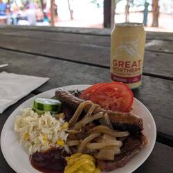 Steak, Würstchen und Salat...war sehr gut
