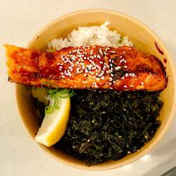 Loved it! Grilled salmon, rice, seaweed (crispy), shallots lemon 🩷