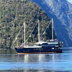 Ein Schiff für mehrtägige Touren