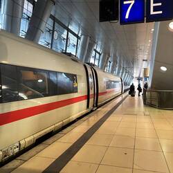 Chillig ist es ja schon, wenn der Zug direkt unterm Flughafen ankommt 🚂