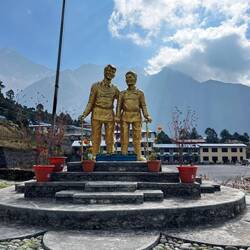 Sir Edmund Hillary und Tenzing Norgay begleiten uns über den ganzen Trek.