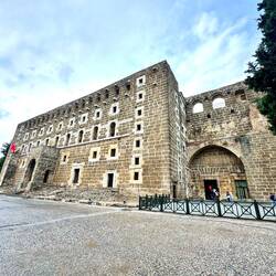 Die Rückwand ist vollständig erhalten