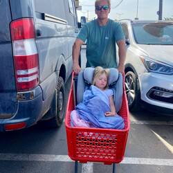 Einkaufen mit der schlafenden Marie 😂