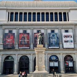 Oper mit Isabel II Denkmal