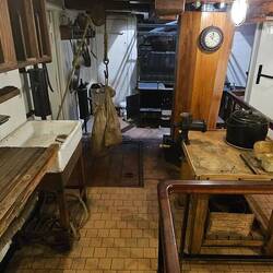 Die Schiffsküche wo für knapp 50 Leute gekocht wurde