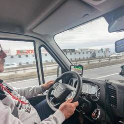 Karlchen hoch konzentriert bei der Arbeit, umgeben von seinen technischen Helferlein 😉