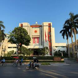 Staatliche Gebäude stets mit dem verehrten Staatsgründer