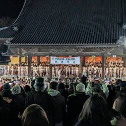 Des milliers d'hommes prêts à se disputer le talisman