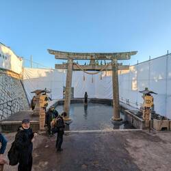 L'eau dans laquelle vont se purifier les courageux...