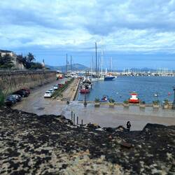 Blick von der Stadtmauer auf den Hafen von Alghero