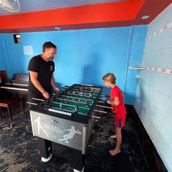 Letzte Kicker-Runde im Hostel in Laos.
