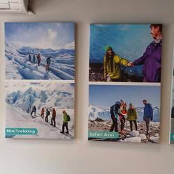 Im Reisebüro beim Buchen der Bootsfahrt zum Gletscher