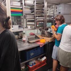 45 Schulkinder im Alter von 15-17 für 7 Monate an Bord mit Schulunterricht. Einmal Atlantikrunde