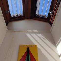 Je nach Krängung Toiletten an Steuerbord oder Backbord benutzen