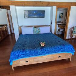 Links Küche, rechts Bad