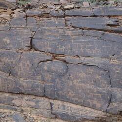 In den Felsen sind viele kleine Gravuren