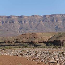 Wir wandern bis zur Bergkette auf der Nordseite des Draa-Tals