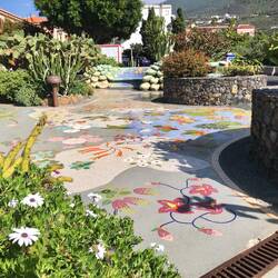 Plaza de La Glorieta, künstlerisch gestaltet mit Fließen, Steinchen und Pflanzen.