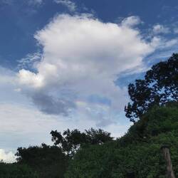 Wolke mit eigenem Regenbogen (zoom in)